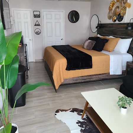 Modern Studio Retreat With King Bed - Cozy Comfort Pahokee Esterno foto