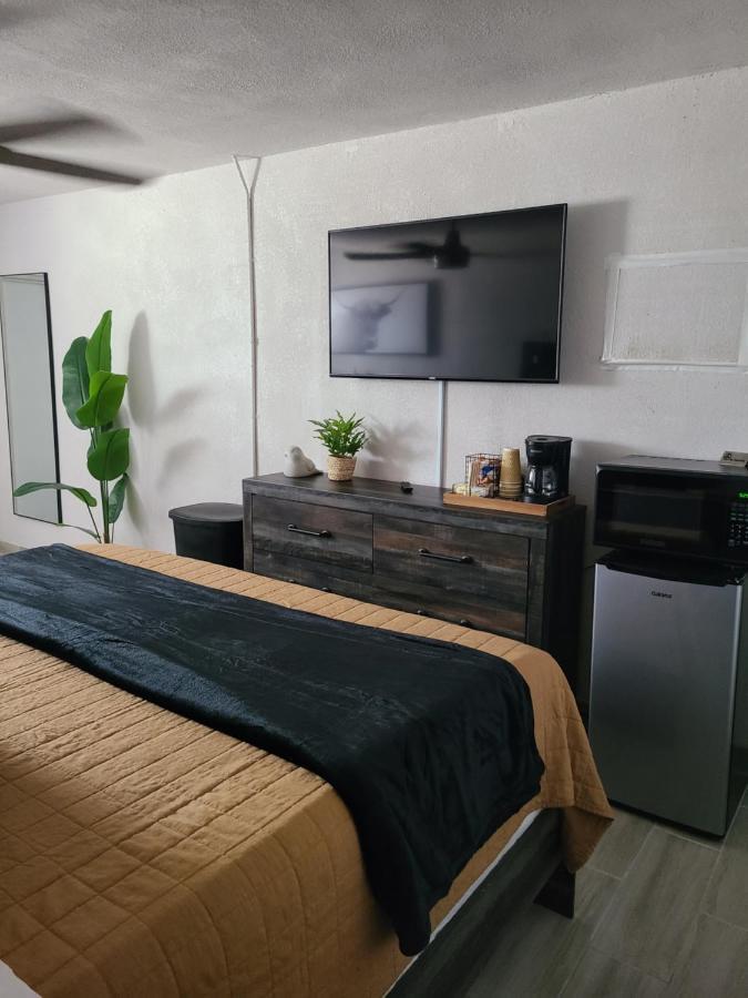 Modern Studio Retreat With King Bed - Cozy Comfort Pahokee Esterno foto